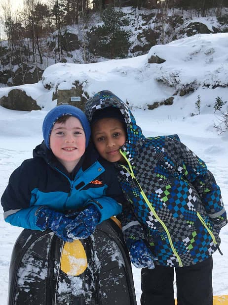Featured image for “Elevene på Oasen skole Vågsbygd nyter snøen mens den er her!”