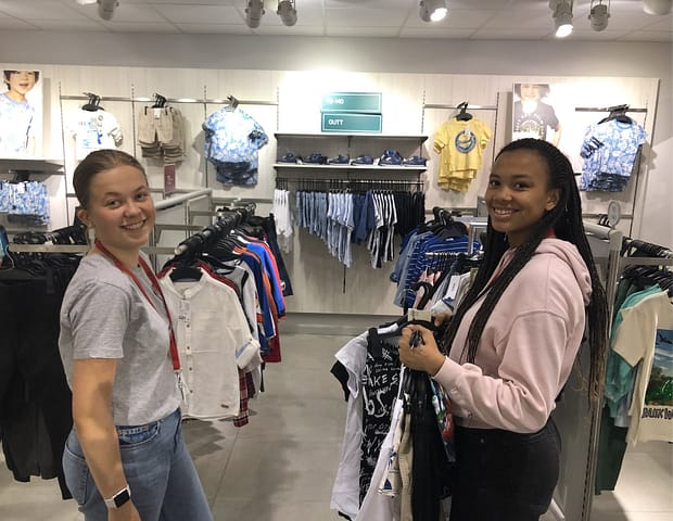 Ester og Rebekka jobbet på H&M. Her fikk de prøve seg som butikkansatte og trivdes godt med å jobbe sammen.